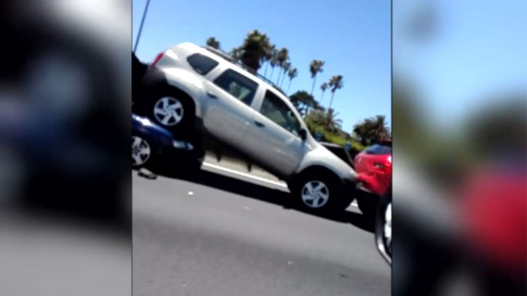 Decenas de conductores atrapados por una colisión múltiple en Tenerife