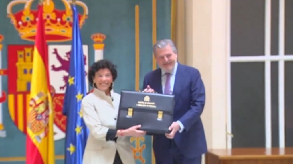 Isabel Celaá recibe la cartera de Educación de manos de Íñigo Méndez de Vigo