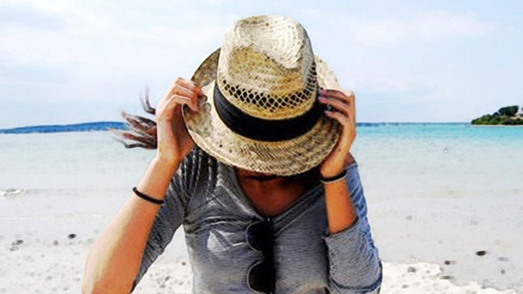 What-To-Wear-On-The-Beach-Hat