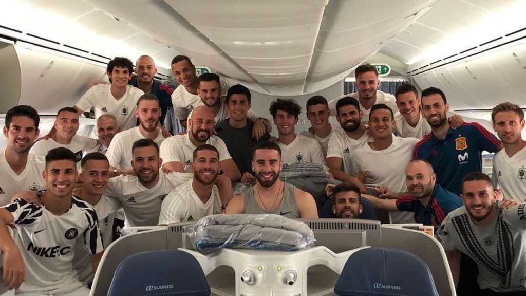 La selección española, relajada en el avión rumbo al Mundial de Rusia