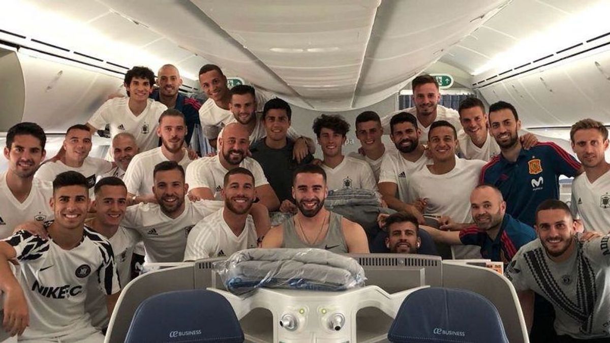 La selección española, relajada en el avión rumbo al Mundial de Rusia