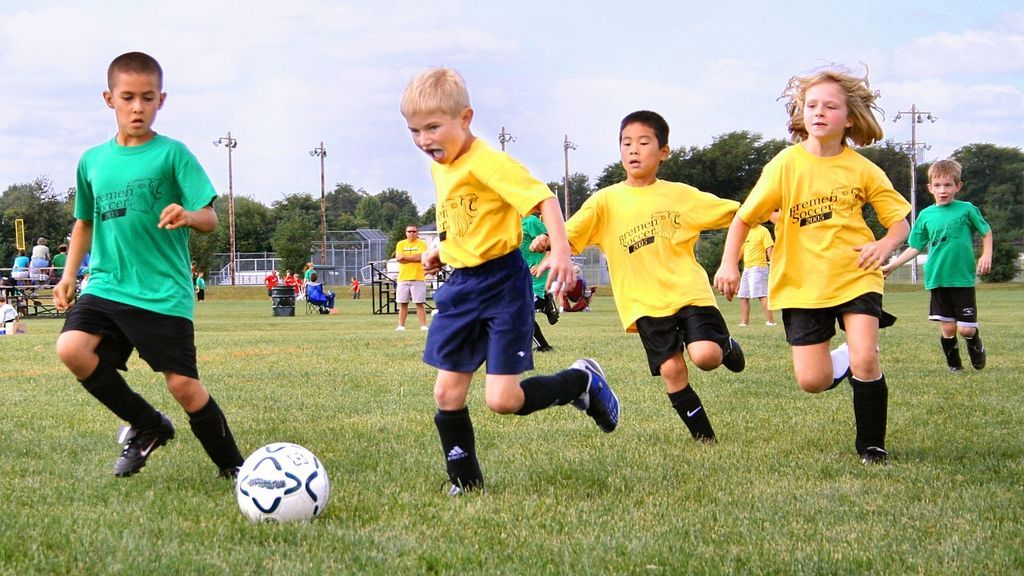 Fútbol, baloncesto, rugby…: los mejores campus deportivos para niños que se celebran este verano en España