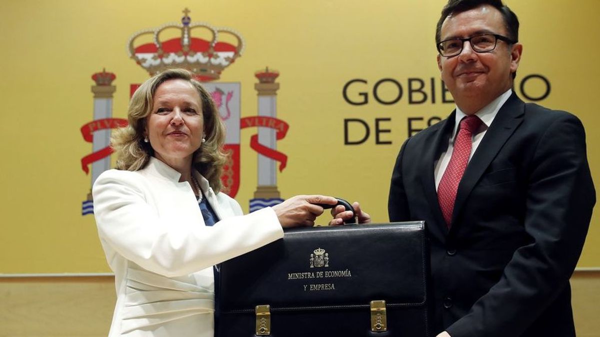La ministra de Economía, Nadia Calviño, recibe la cartera de su antecesor Román Escolano.
