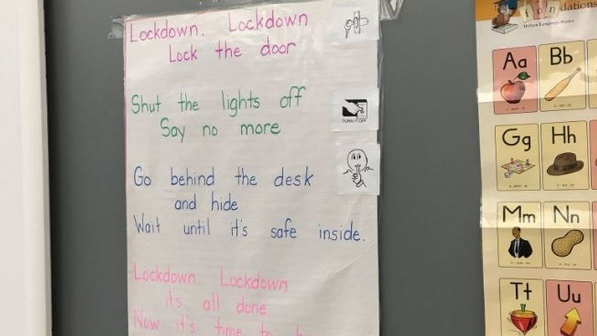 Una profesora enseña a sus alumnos de preescolar a actuar en caso de tiroteo