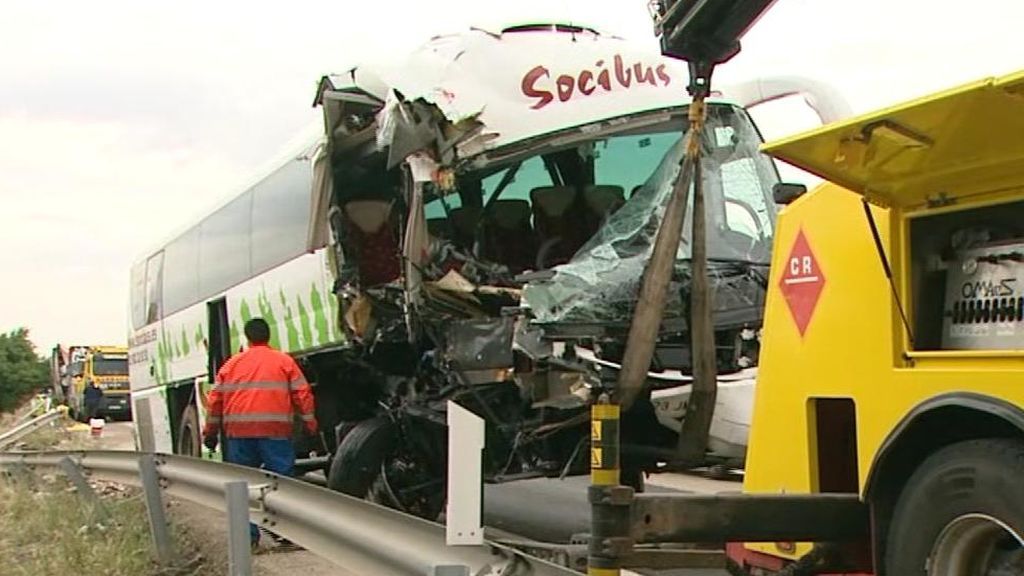 Un autobús de pasajeros embiste un camión cargado de cerveza dejando 11 heridos