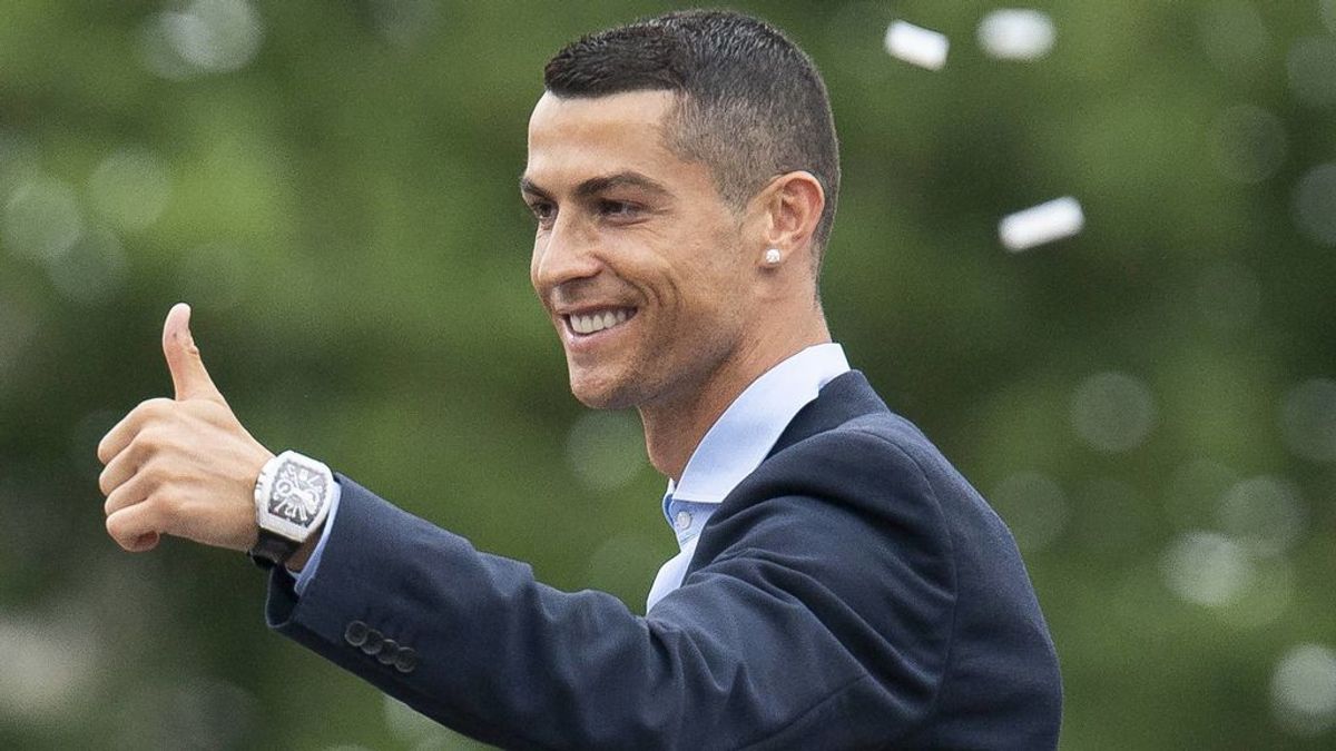 Cristiano Ronaldo ya posa con la nueva camiseta del Real Madrid... en la portada de un videojuego Cristiano Ronaldo ya posa con la nueva camiseta del Real Madrid... en la portada de un videojuego