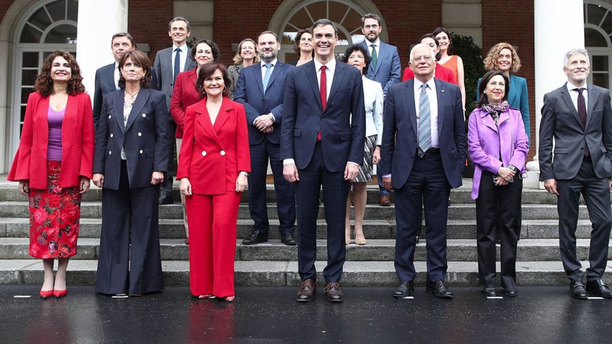 Rojo, morado y sonrisa XXL: analizamos el posado tras el primer Consejo de Ministros