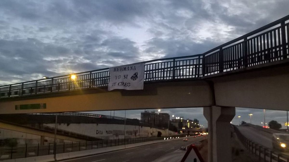 Colocan carteles y pancartas en Sevilla en apoyo a la víctima de 'La Manada'