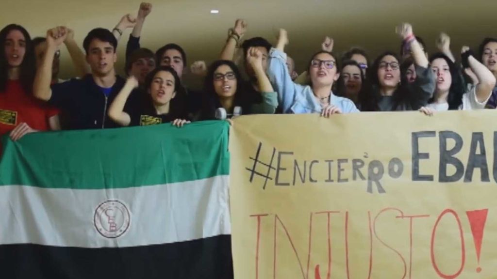 Decenas de jóvenes se encierran en la Universidad de Extremadura porque no quieren repetir la Selectividad