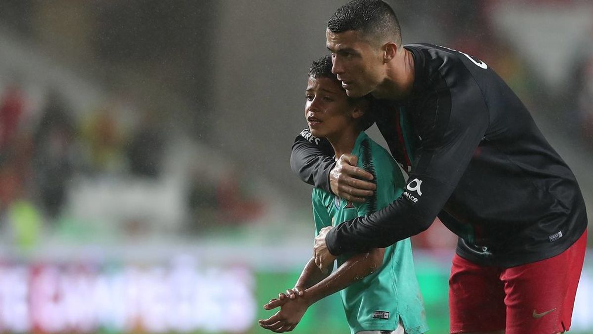 ¡El momento más tierno de Cristiano con su hijo! Consejos y confidencias bajo la lluvia del Estádio da Luz