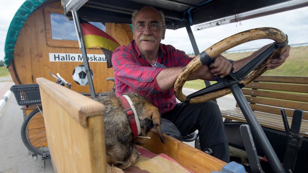 Un aficionado alemán viaja al Mundial conduciendo un tractor del año 1936