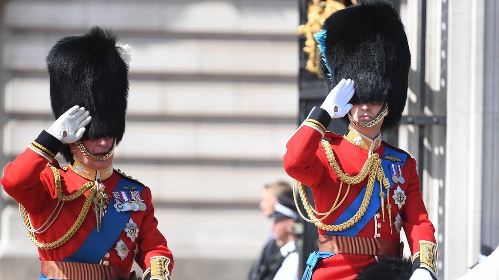 El Príncipe Carlos, y su hijo el Príncipe William, idénticos con el uniforme oficial