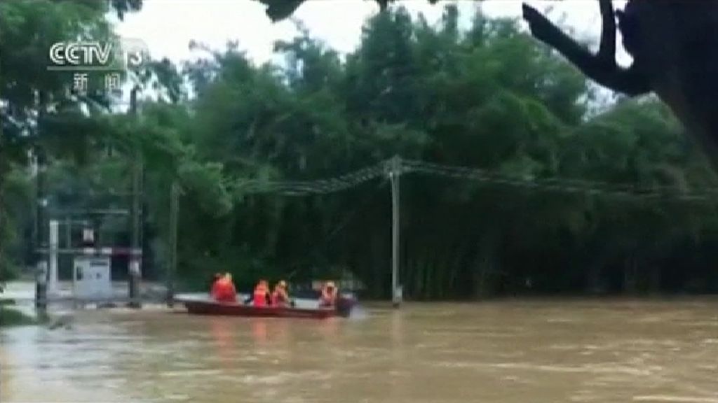 Cinco muertos tras derrumbarse una casa y graves inundaciones debido al tifón Ewiniar