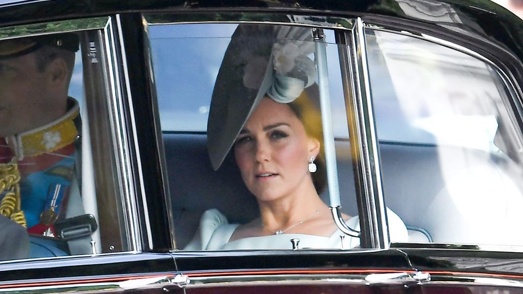 Kate Middleton, perfecta con un escote cuadrado y tocado a juego