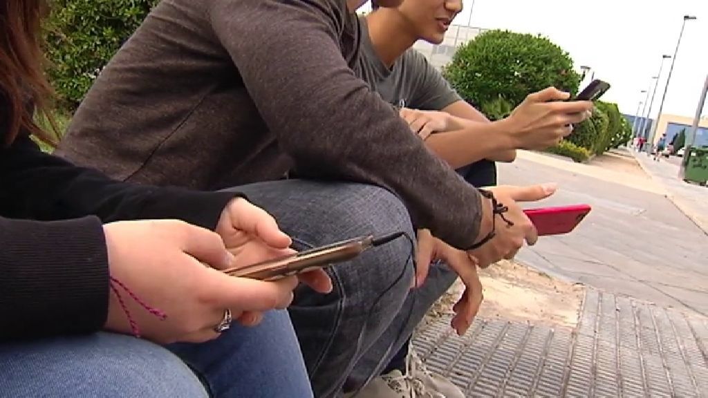 Francia prohíbe el uso de móviles en los colegios a los menores de 15 años