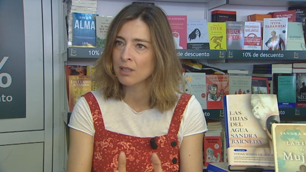 Sandra Barneda firma ejemplares de 'Las Hijas del Agua' en la Feria del Libro de Madrid