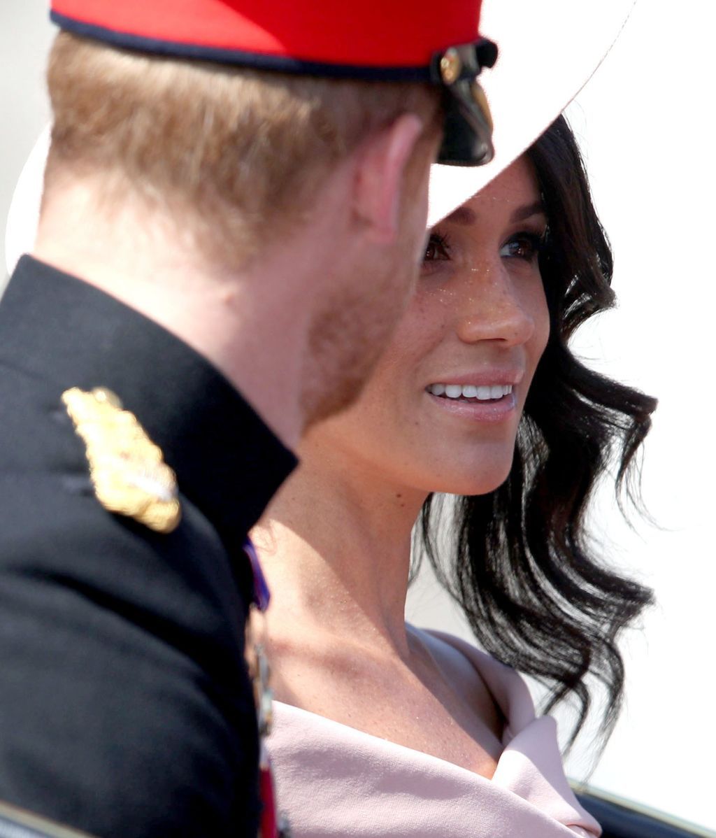 La Duquesa ha elegido para la ocasión un Carolina Herrera en rosa empolvado