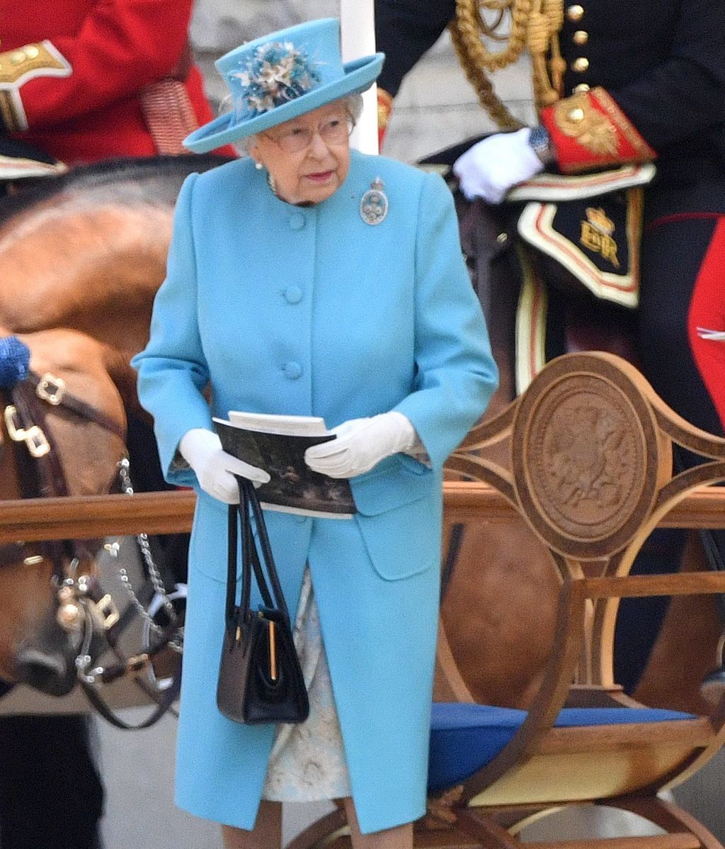 La Reina Isabel II, fiel a su estilo, acudía sin su marido el Duque de Edimburgo