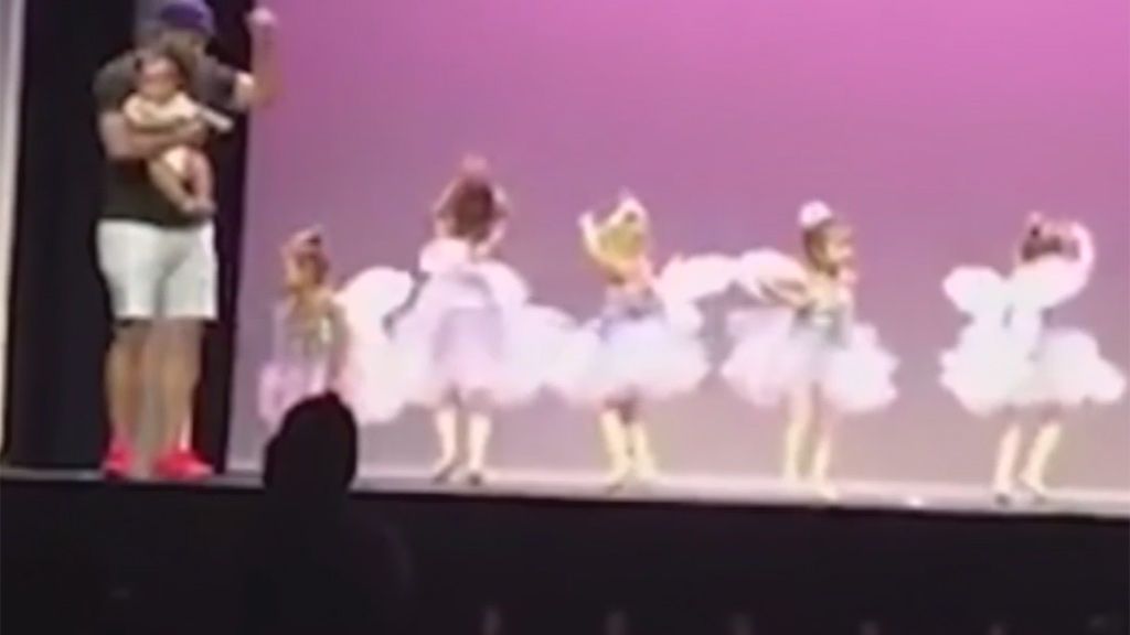 Salva la actuación de su hija poniéndose a bailar y se vuelve viral