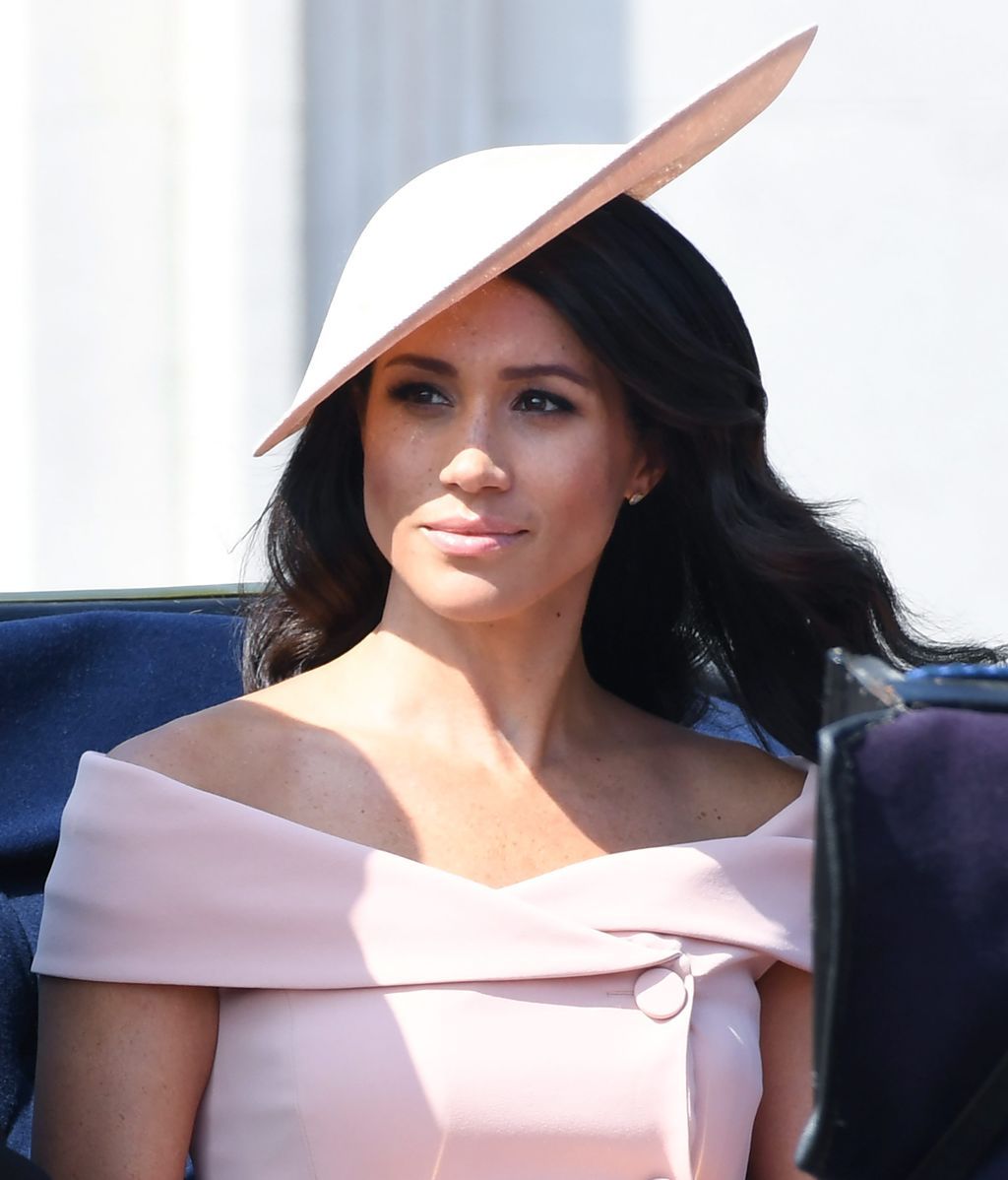 Megan Markle, elegante y sobria con escote Bardot