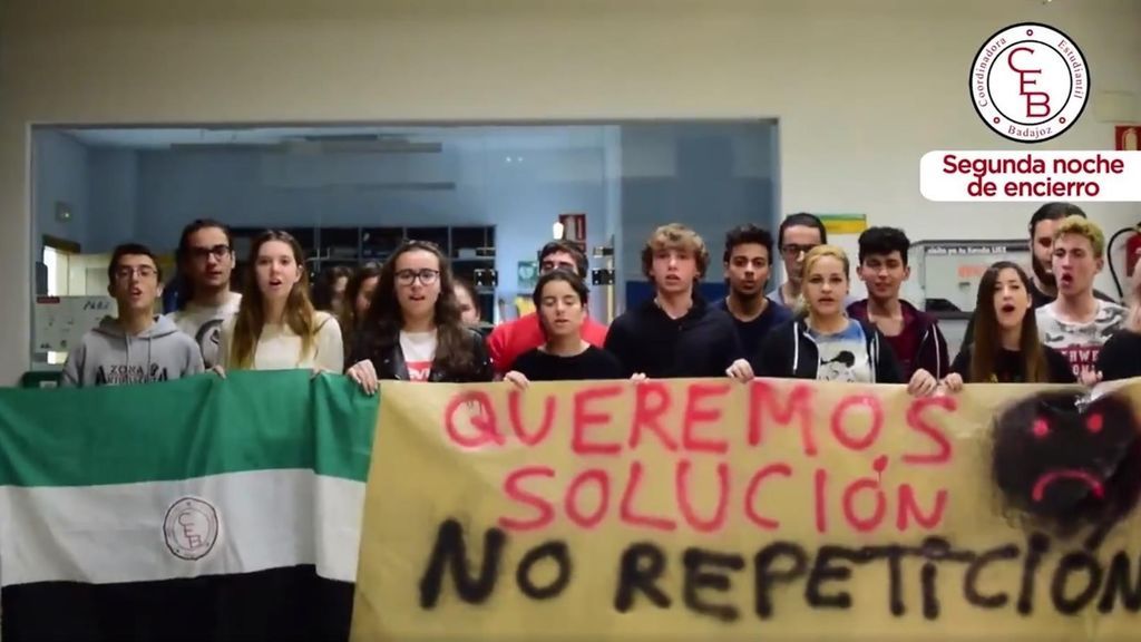 Segunda noche de encierro en Badajoz en contra de la repetición de la EBAU