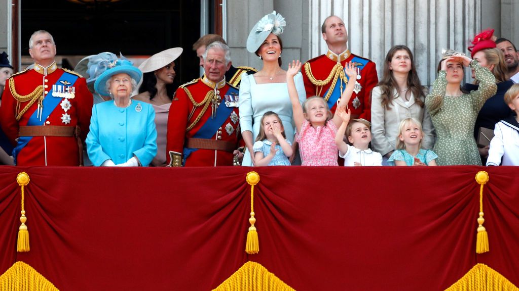 La reina Isabel II celebra su cumpleaños con un vistoso desfile