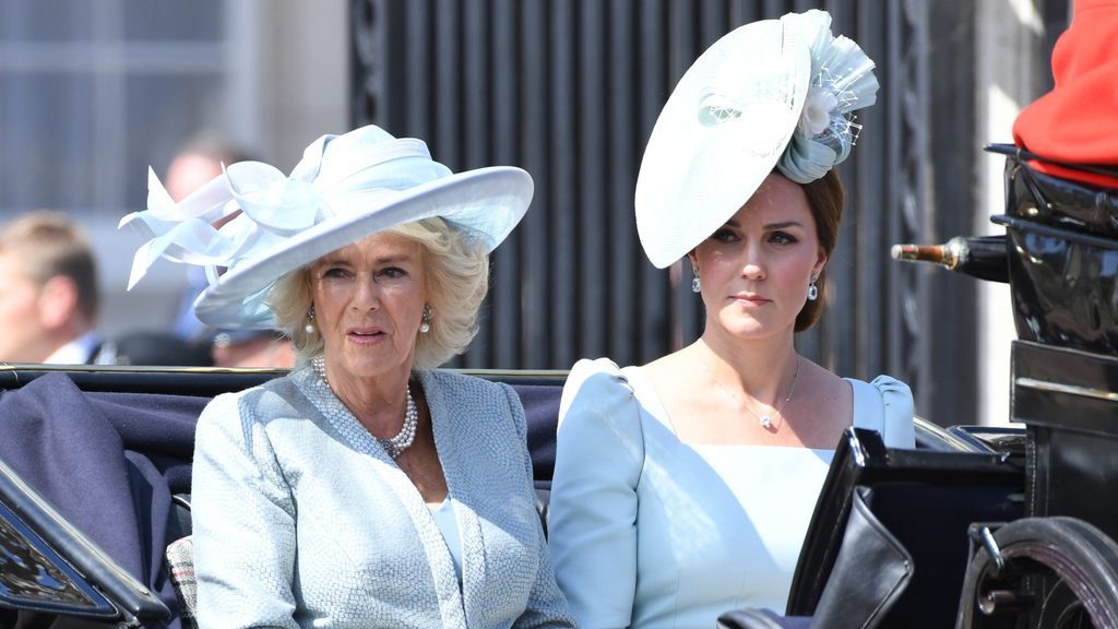 La Duquesa de Cambridge y la de Cornualles llegaban juntas y compartiendo tono de vestido