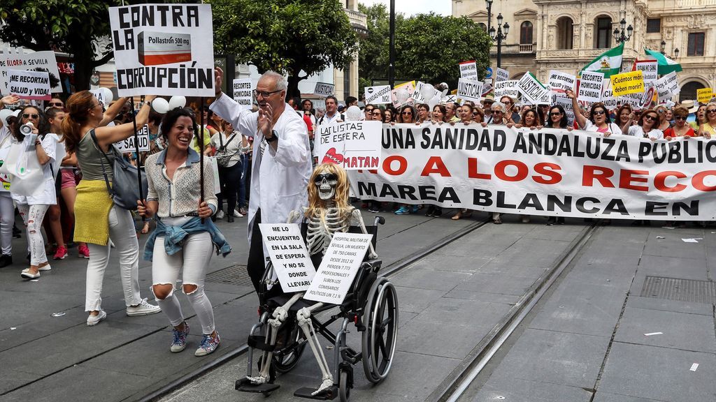 Sevilla sale a la calle contra los recortes en Sanidad
