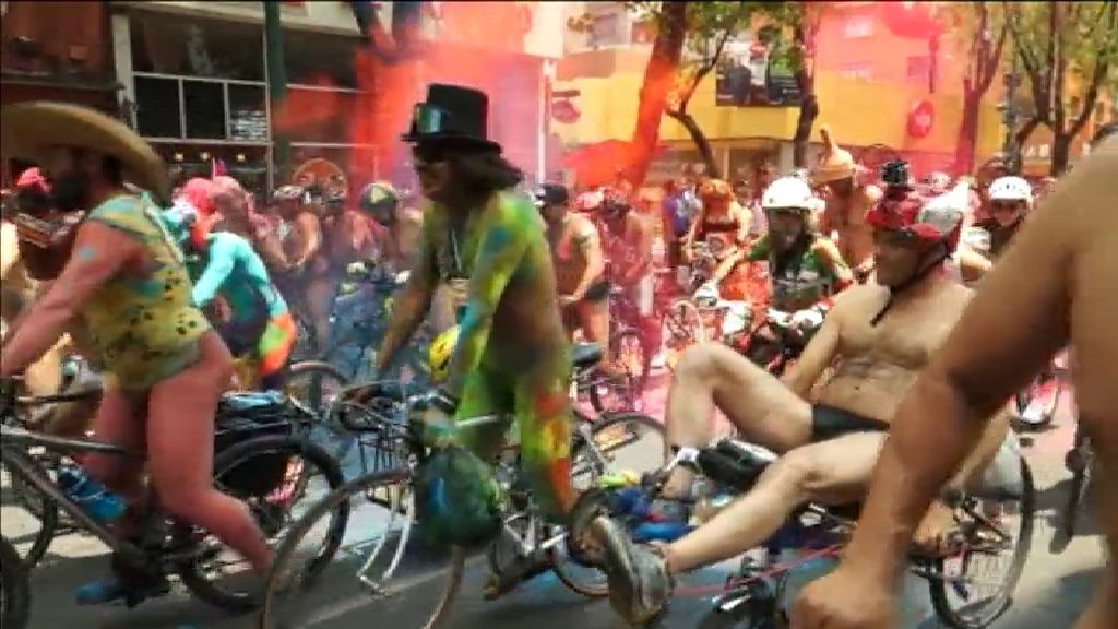 Masiva marcha ciclonudista para denunciar la falta de derechos de las bicicletas