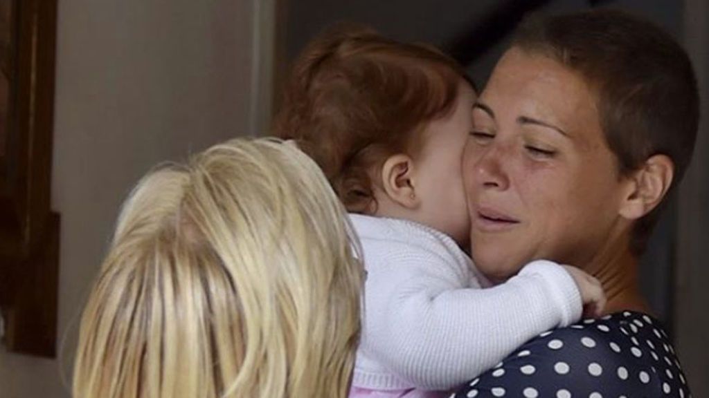 María Jesús Ruiz vuelve a casa tras la aventura: Las lágrimas del emotivo encuentro con sus hijas