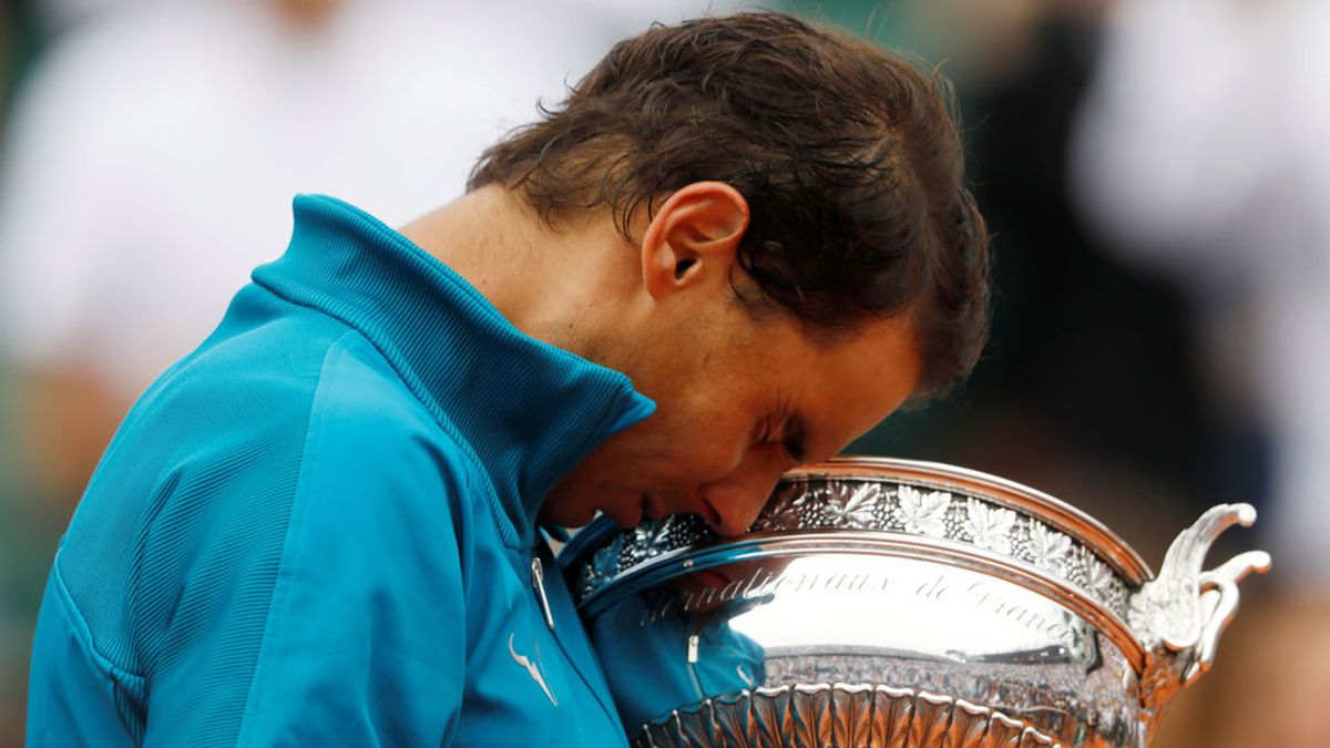 Rafa Nadal no puede contener las lágrimas tras la ovación después de ganar su undécimo Roland Garros