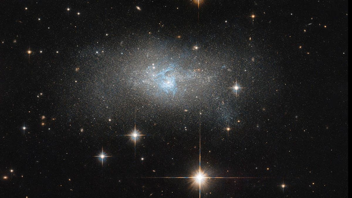 IC 4870, la galaxia con un gas azul brillante que se encuentra a 28 millones de años luz
