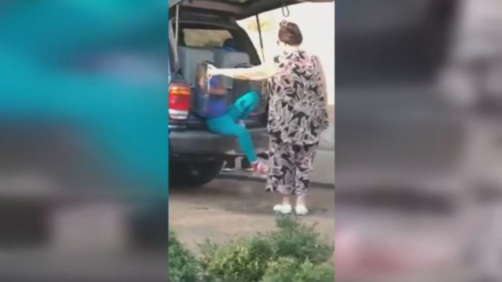 El momento en el que una mujer saca a sus nietos de unos transportines para perros