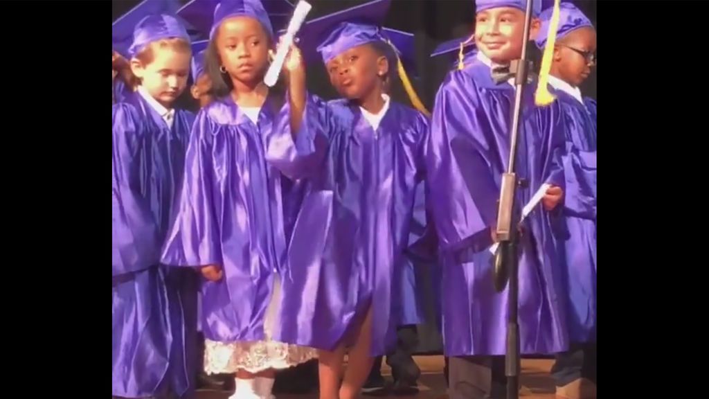 La celebración de una niña de 5 años en su graduación arranca una ovación del público