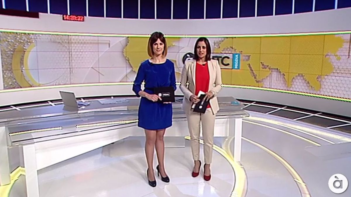 Las presentadoras Adelaida Ferre y Vanessa Gregori, en el primer informativo de À Punt el 10 de junio de 2018, inician las emisiones regulares de la televisión pública valenciana.