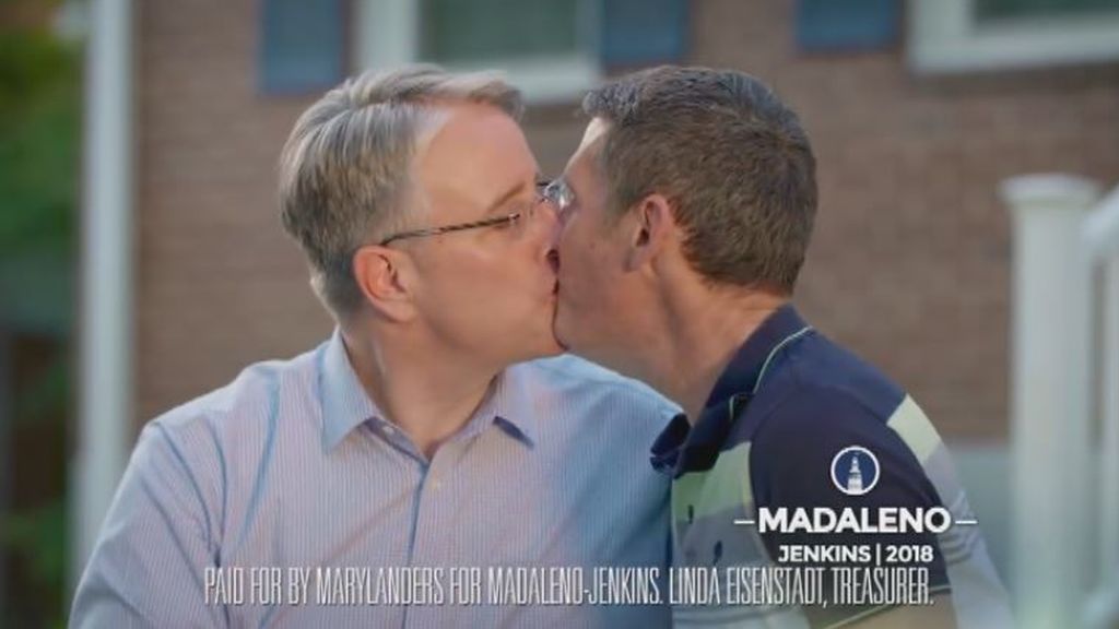 "¡Chúpate esa Trump!": un candidato a gobernador emite en Fox un anuncio electoral en el que le planta un beso a su marido