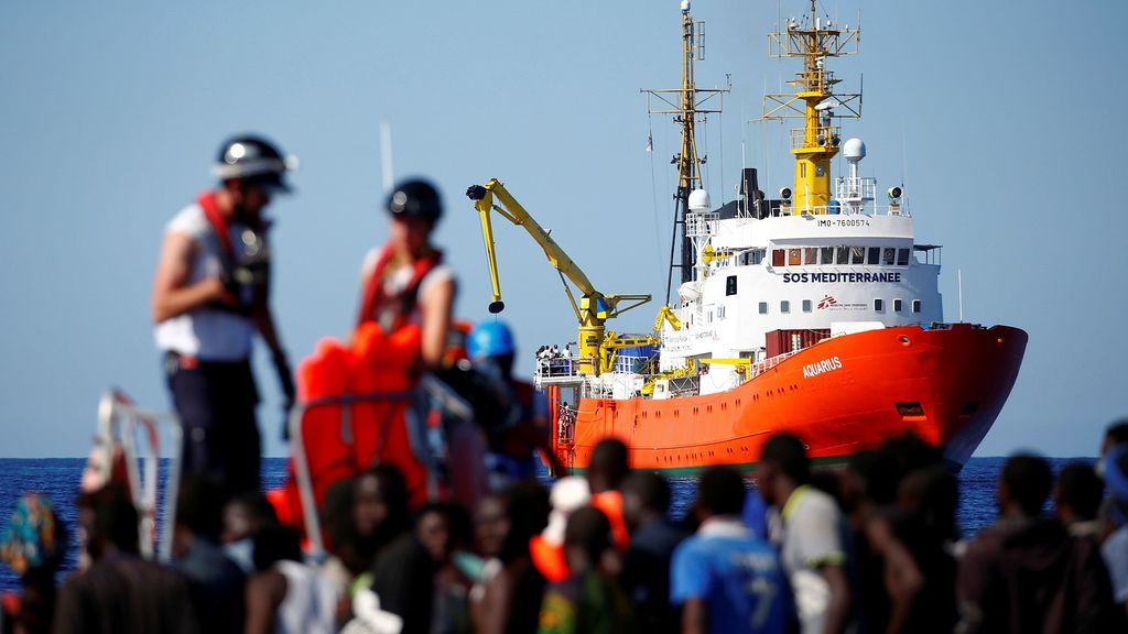 España acoge y salva a los inmigrantes y refugiados del 'Aquarius'