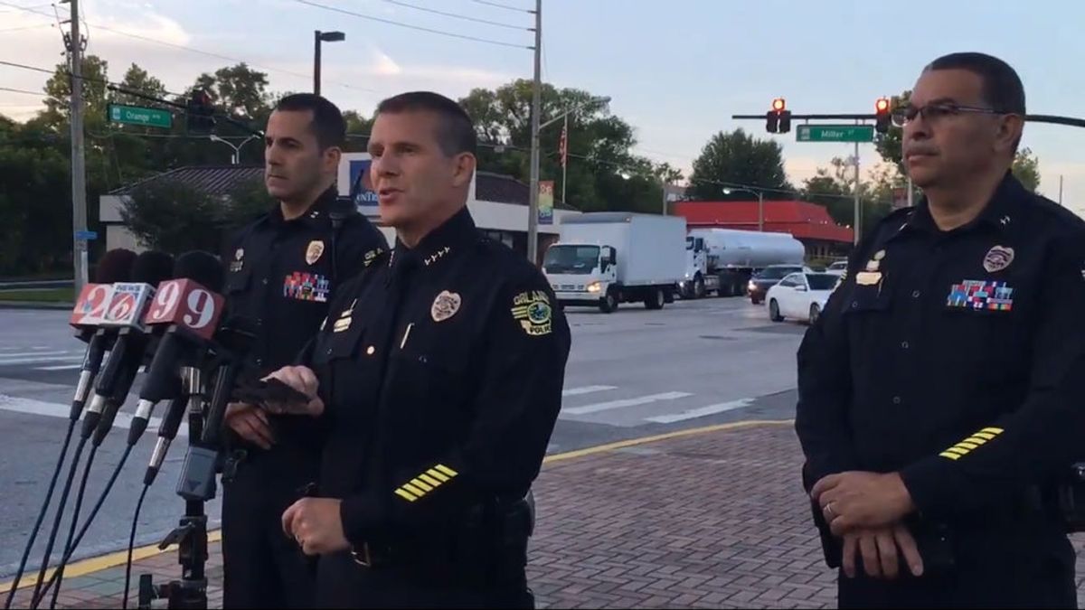 Se atrinchera en una casa tras disparar a un policía y retiene a cuatro menores en Orlando
