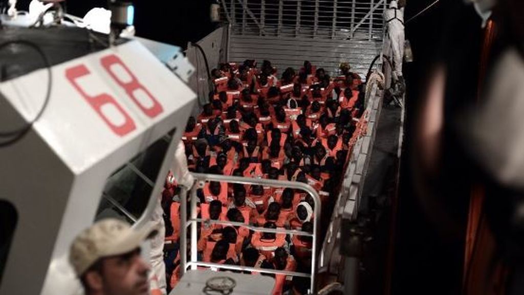 "¿Por qué no nos movemos?": España acogerá a los 662 inmigrantes a bordo del Aquarius