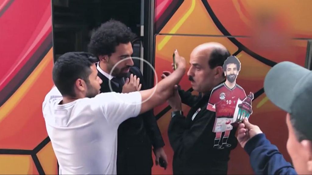 La reacción de Salah cuando le toca el hombro lesionado en la acción con Sergio Ramos