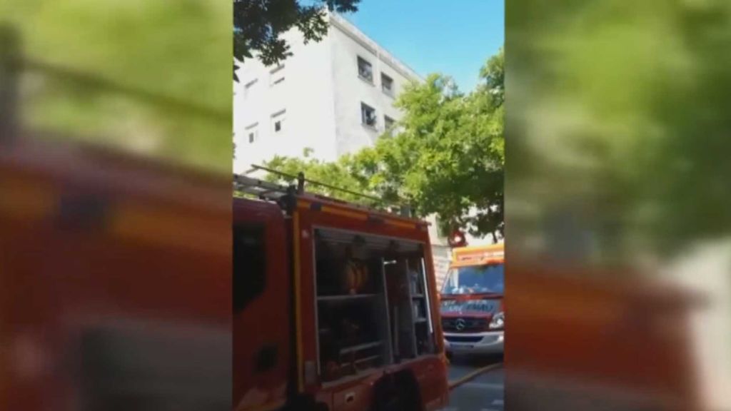 Muere una mujer en un incendio en un edificio de viviendas en Barcelona