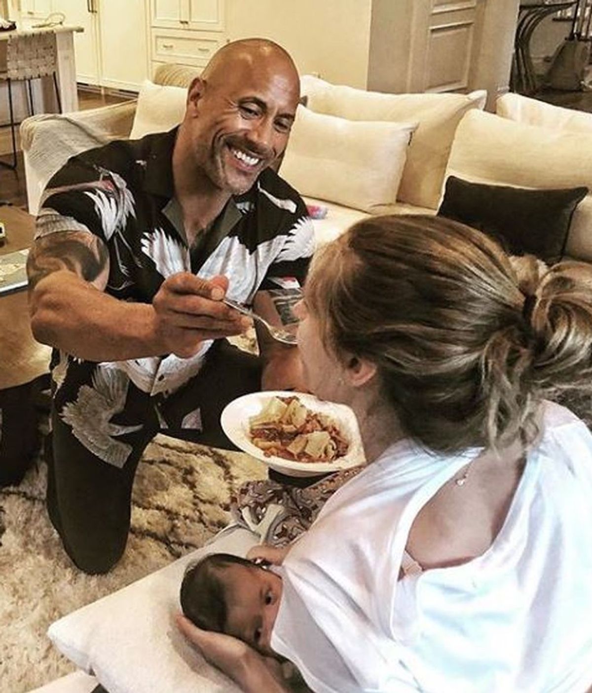 La tierna fotografía de Dwayne 'La Roca' Johnson junto a su esposa y su hija