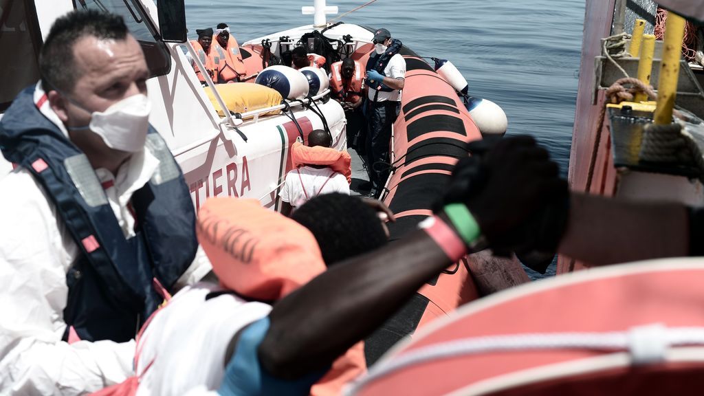 Dos buques acogen a parte de los refugiados del Aquarius para su traslado a España