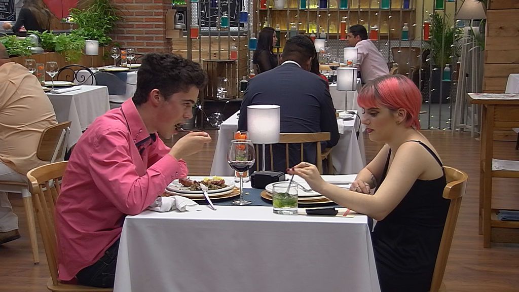 Los solteros de 'First dates' intentan conquistar a su cita con platos caseros, en el programa especial del 14 de junio de 2018.