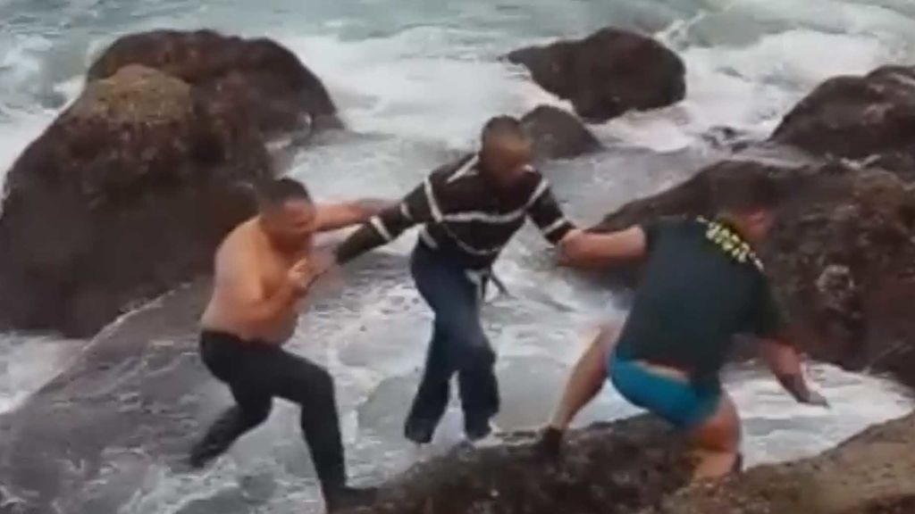 Dos agentes se la juegan para rescatar a un inmigrante que se tiró al mar en Cádiz