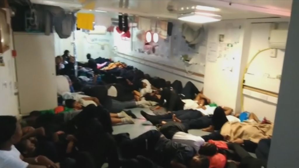 Distribuyen a los inmigrantes del Aquarius en dos barcos más para garantizar su seguridad