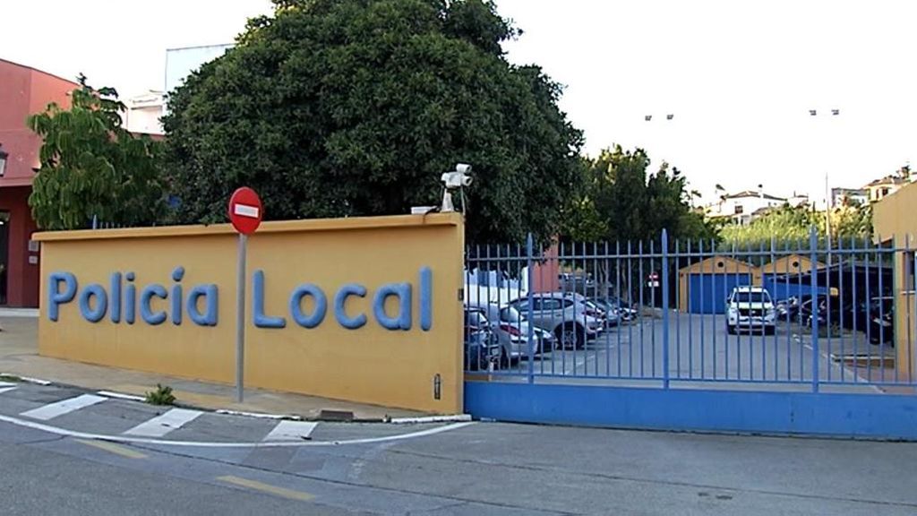Dos policías locales de Estepona, detenidos por una presunta agresión sexual a una joven de 18 años