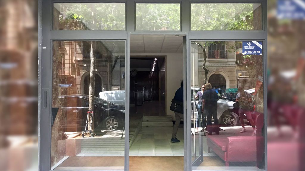 Hallan a un bebé muerto en el patio de luces de un edificio de Barcelona Hallan a un bebé muerto en el patio de luces de un edificio de Barcelona