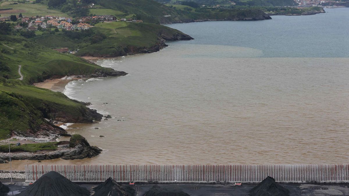 Preocupación en Gijón ante la enorme mancha marrón que cubre la playa de San Lorenzo