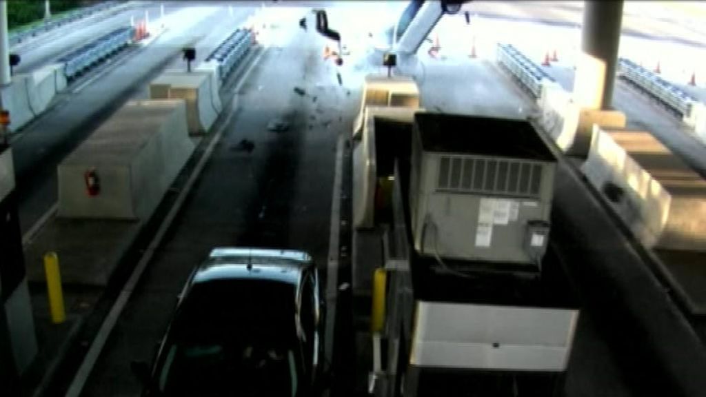 Sale por los aires tras chocar contra un peaje al quedarse dormido al volante